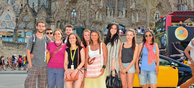 spanish schools with social activities in barcelona
