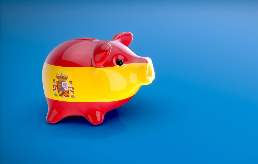Photo of a piggy bank in Spanish flag design.