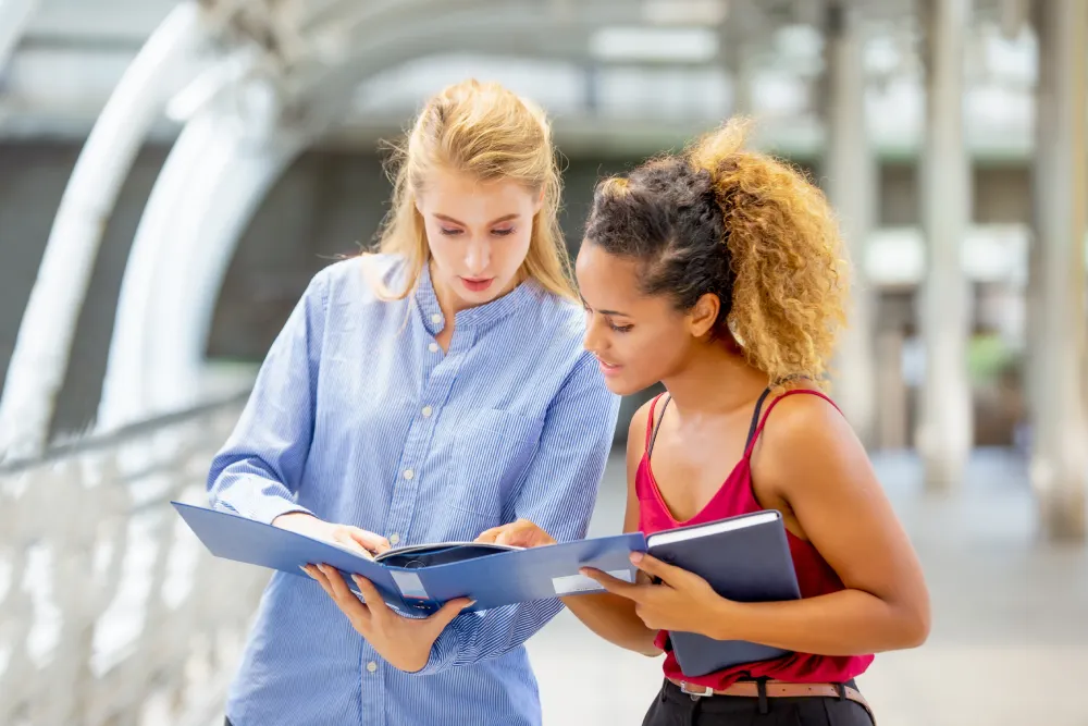 Guide for international students about the best English Universities in Spain.